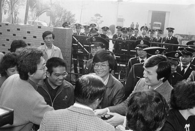 1987年10月2日蓬萊島三君子陳水扁等人出獄，在十二名員警的陪同下，愉快地步向迎接他們出獄的上百人士。（葉清芳攝，中時檔案照）