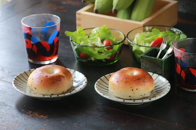 陈耀训麵包埠推出「康门贝尔贝果」，将康门贝尔起司与葡萄乾搭配。（陈耀训麵包埠提供）