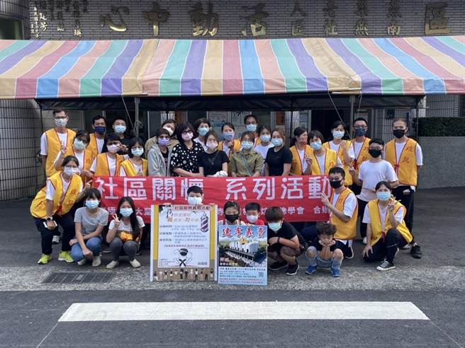 高雄市煊龙佛学会今（21）日在燕巢区南燕活动中心举办「扶老携幼 义起来剪年轻」活动，替社区民眾免费剪头髮。（柯宗纬翻摄）