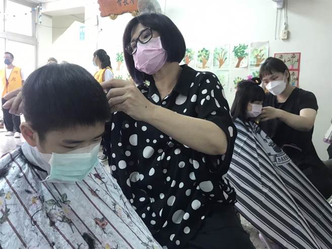 高雄市煊龙佛学会今（21）日在燕巢区南燕活动中心举办「扶老携幼 义起来剪年轻」活动，替社区民眾免费剪头髮。（柯宗纬翻摄）