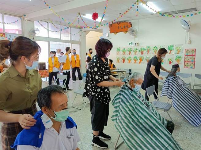 高雄市煊龙佛学会今（21）日在燕巢区南燕活动中心举办「扶老携幼 义起来剪年轻」活动，替社区民眾免费剪头髮。（柯宗纬翻摄）