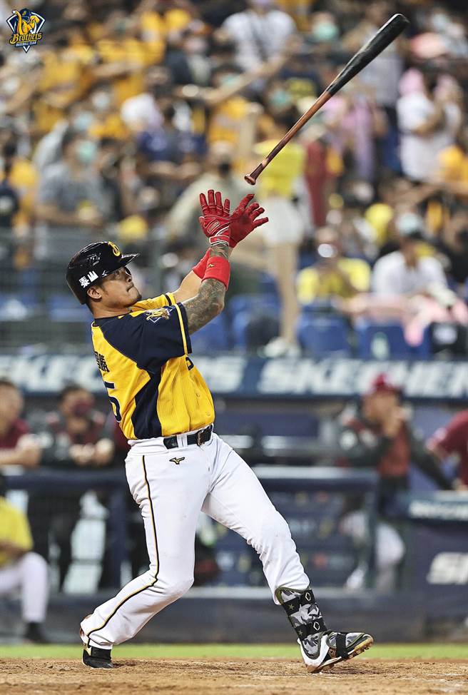 中信兄弟林智勝敲出逆轉滿貫炮，同時也是生涯第289轟，追平張泰山保有的聯盟紀錄。（中信兄弟提供）