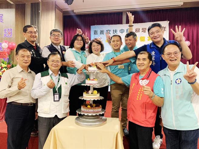 嘉義家扶展愛服務隊成立至今40年，今40周年慶祝大會上，上百位各世代的展愛隊員回娘家聯誼歡聚，大家一起慶生。（呂妍庭攝）