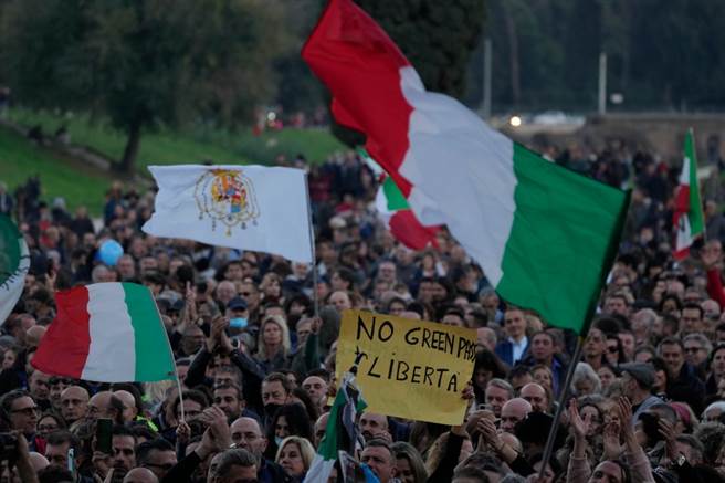 义大利首都罗马的反对健康护照抗议活动。(图/美联社)