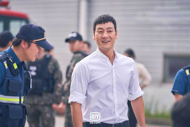 朴海秀在《Chimera奇美拉》中饰演个性耿直、追根究柢的重案组刑警。（爱奇艺国际站提供）