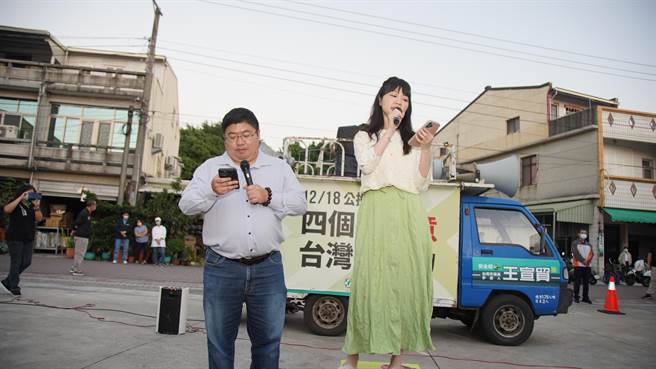 「四个不同意，台湾更有力」义竹公投说明会今下午在嘉义县义竹修缘禅寺广场前登场，立委蔡易余、高嘉瑜两人合唱《玻璃心》，「笑果」不断。（蔡易余办公室提供∕吕妍庭嘉义传真）