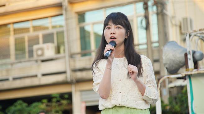 立委高嘉瑜宣讲完，接连唱了《心花开》、《隐形的翅膀》，最后还和蔡易余一起合唱《玻璃心》。（蔡易余办公室提供∕吕妍庭嘉义传真）