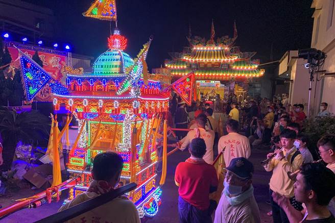 屏东县南州乡溪洲代天府「迎王平安祭典」，赵府王爷遶境队伍从早到挨家挨户跨村落徒步进行。（邓博仁摄）