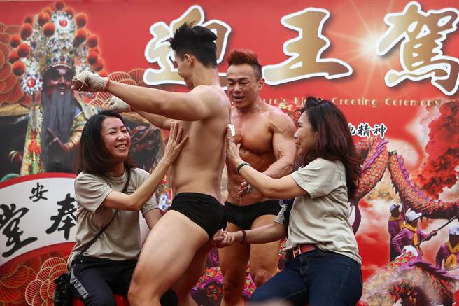  屏东县南州乡溪洲代天府「迎王平安祭典」，同安二奉堂推出猛男秀与信眾同欢。（邓博仁摄）