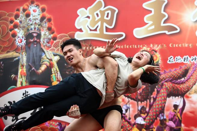 屏东县南州乡溪洲代天府「迎王平安祭典」，同安二奉堂推出猛男秀与信眾同欢。（邓博仁摄）