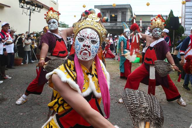 南州乡溪洲代天府「迎王平安祭典」队伍，从早就挨家挨户的遶境祈福。（邓博仁摄）