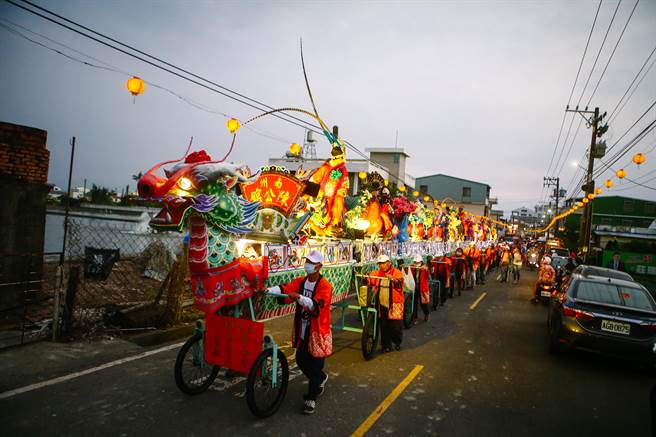 「迎王平安祭典」队伍，从早就挨家挨户徒步跨村的遶境祈福。（邓博仁摄）