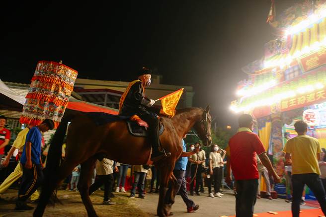 南州乡溪洲代天府「迎王平安祭典」，溪洲代天府主任委员坐在马上遶境。（邓博仁摄）