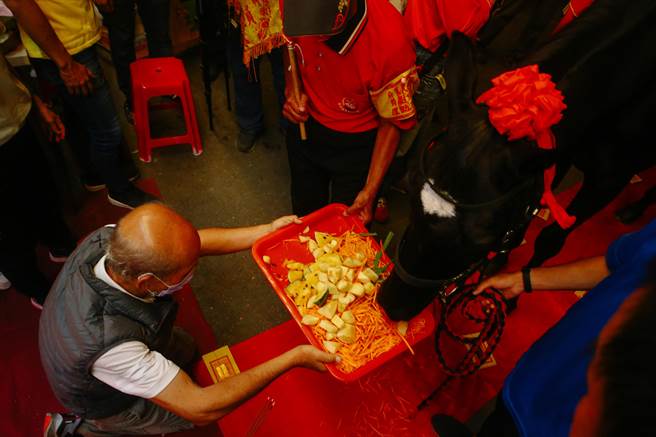 「迎王平安祭典」，王马驾临同安二奉堂时，堂主献上食物让王马享用。（邓博仁摄）
