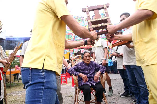 南州乡溪洲代天府「迎王平安祭典」，同安村一位101岁人瑞胡晚，坐在椅子上祈求家人子孙们都能平平安安。（邓博仁摄）