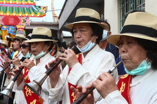 「迎王平安祭典」吹唢吶队伍，从早就挨家挨户的遶境祈福。（邓博仁摄）