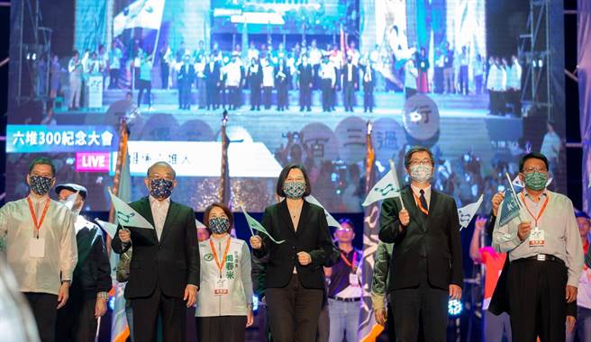 超商店员被刺死，蔡英文PO活动照，网友灌爆脸书：不顾百姓死活。（图/取自蔡英文脸书）