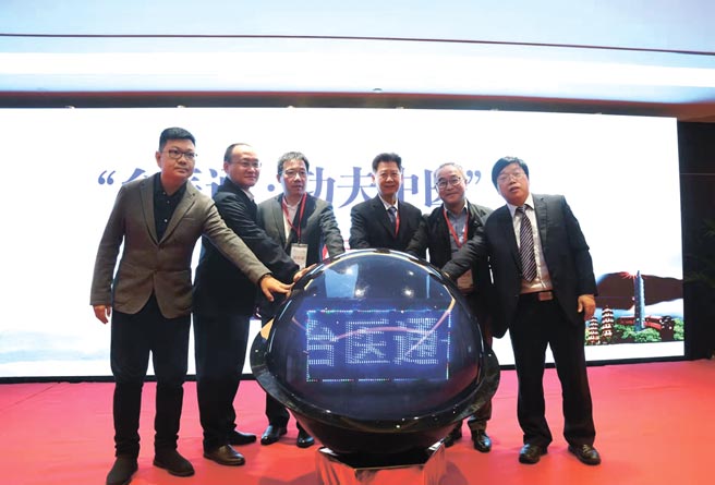 海峡两岸医疗卫生交流协会第一届社区康復分会学术论坛日前在平潭召开，并举办「台医通‧功夫中医」发布仪式。图／郑涵