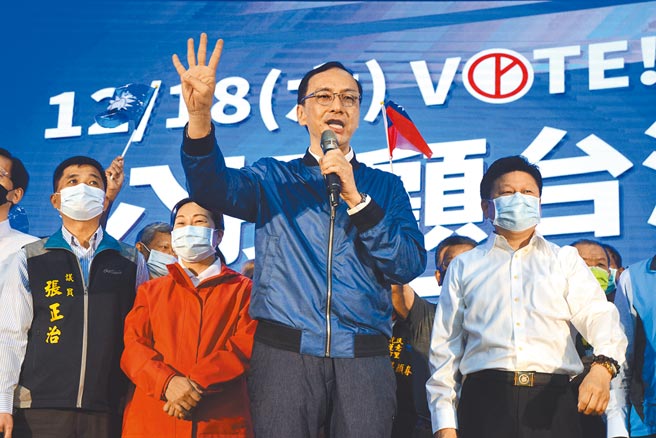 立委傅昆萁（右）恢復国民党籍引杂音，国民党主席朱立伦（右二）昨到花莲举办公投宣讲时指出，同舟计画已有1万5000人回娘家，傅当场把5000份入党申请书交给朱立伦，以行动力挺同舟计画。（王志伟摄）