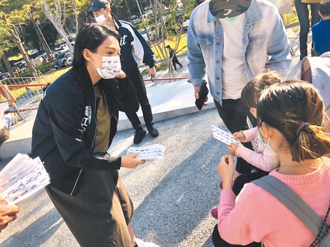 民眾黨立委高虹安日前唱「塔綠班」之歌，形象備受打擊，雖近期轉趨低調，地方行程依舊滿檔，尚未放棄搶攻風城的機會。圖為她日前到新竹市宣傳公投議題的畫面。（民眾黨提供）