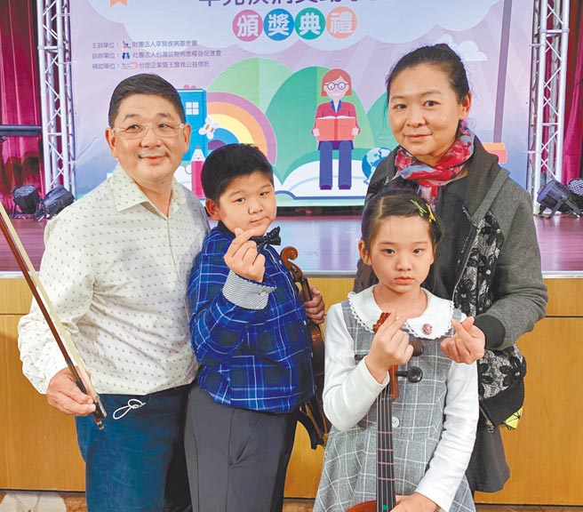 51歲的符績和育有2子，兒子就讀小六，女兒則是小四，3人都患有罕病「成骨不全症」。圖為符家全家合影。（林周義攝）