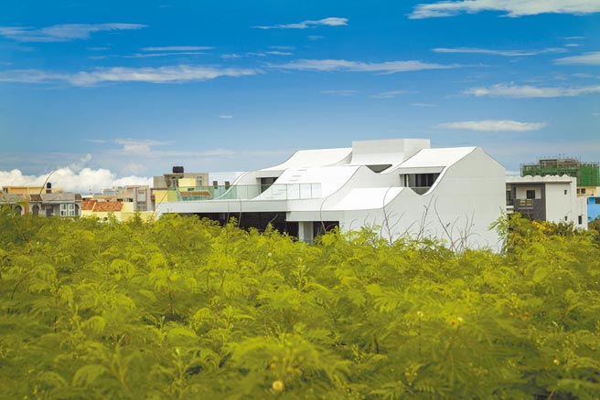 《澎湖厝》融合弧形山墙、马背屋脊等在地建筑元素。（XRANGE 十一事务所提供）