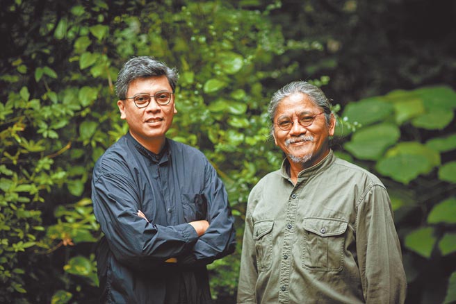 艺术家撒古流（右）与策展人派崔克．佛洛雷斯。（北美馆提供）