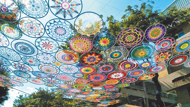 第六届「高雄苓雅国际街头艺术节」20日傍晚开幕，今年主打2022台湾灯会的会前会，壁画结合灯会元素，还加入光的意象。高雄市长陈其迈讚许迷迷村是社区创生、再造的典范。（袁庭尧摄）