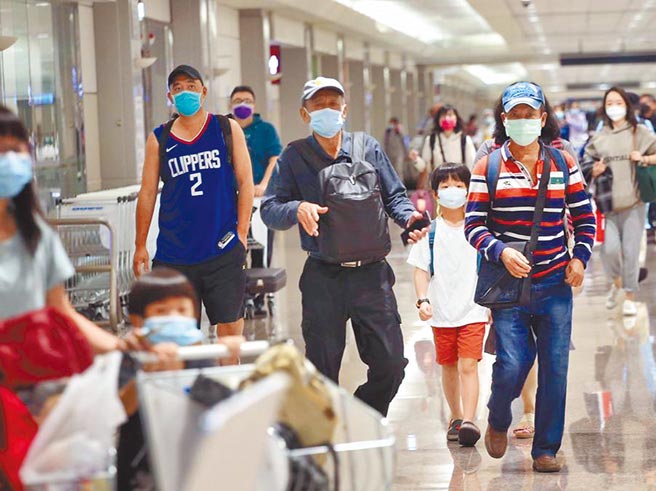 新冠疫情延燒全球近2年，許多台商、僑胞及旅外國人暫緩回台，意外讓城市「除籍」人數暴增，北市今年至10月底，被除籍人數達3.5萬，幾乎是去年的3倍，較疫情前更暴增10倍。（本報資料照片）