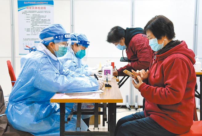 北京市海淀區民眾20日準備接種新冠疫苗第三劑加強針。（新華社）