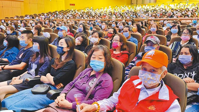 旺旺公益演唱会来到新竹，邀请近千名志工朋友感受音乐飨宴。（旺旺文教基金会提供／邱立雅竹市传真）