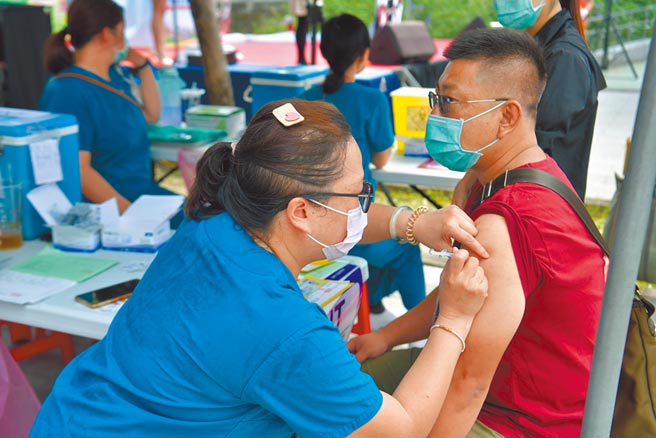 南投醫院20日在就業博覽會場外設接種站，提供尚未施打疫苗且符合施打的民眾，施打莫德納或BNT疫苗。（南投縣府提供／盧金足南投傳真）