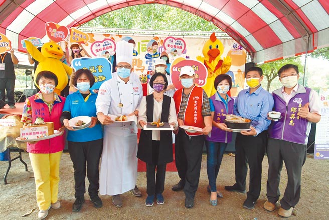 彰化縣政府農業處整合養雞與水禽兩大協會，行銷優質雞鴨鵝肉品與蛋品，20日共同在溪州公園辦理「雞同鴨賞禽品節」現場熱鬧滾滾，6大展示區有吃有玩又有好禮可拿。（謝瓊雲攝）