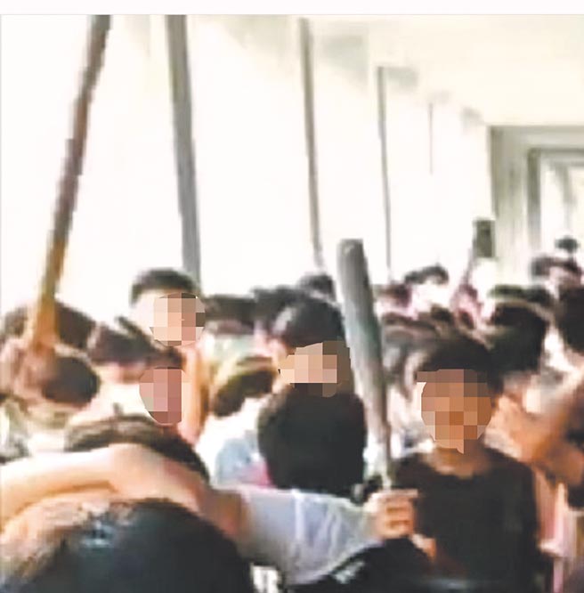 嘉義高中學生在校內走廊擠成一團，還出現球棒且學生不斷起鬨，雖未發生暴力行為仍引發討論。（讀者提供／張亦惠嘉市傳真）