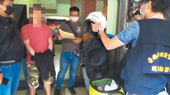 台南市警方追查月余，在东区逮获寄出恐吓信件的黄姓嫌犯（左二）。（读者提供／程炳璋台南传真）