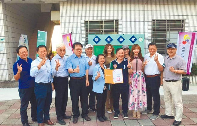 高市旗山中寮社区据点厕所老旧，在社会局协助下，媒合民间各单位建造全新的厕所，解决了高龄长辈如厕的需求。（高雄市社会局提供／林雅惠高雄传真）