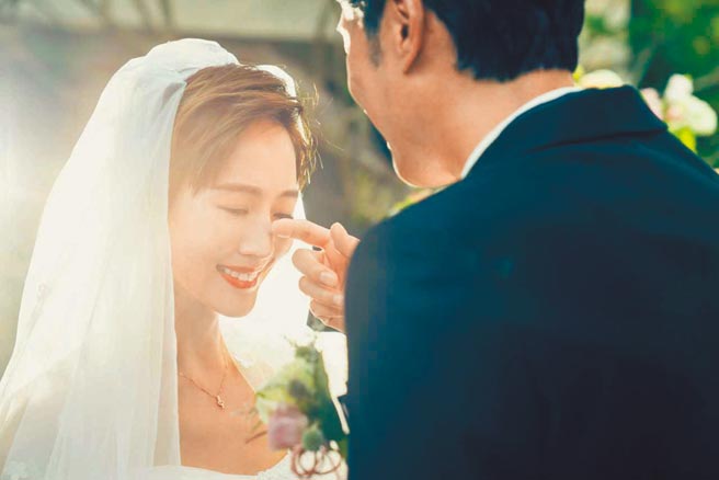 張鈞甯（左）在《誰在你身邊》中深愛老公陳恩峰。（HBO GO提供）