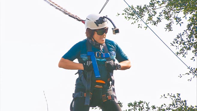 王仁甫被懸掛半空，嚇到快飆髒話。（中視提供）