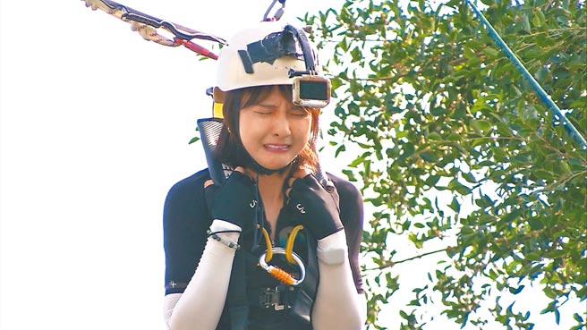 峮峮半空懸吊，害怕到崩潰爆哭。（中視提供）