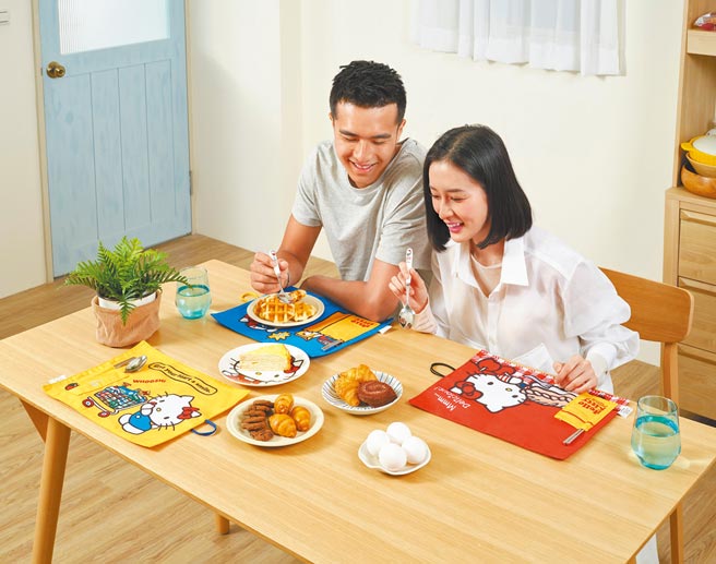 美观餐具附布套，外出用餐方便携带兼顾环保，Kitty生日庆限时福利点换购11元。（全联提供）
