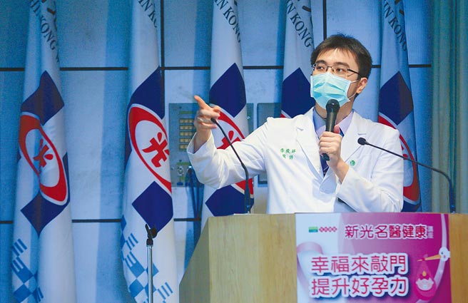 新光医院不孕症中心主任李毅评让许多求孕夫妻不再望试管兴嘆。（张铠乙摄）