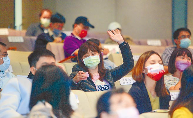 「幸福来敲门 提升好孕力」讲座吸引许多夫妇参加，现场发言踊跃。（张铠乙摄）