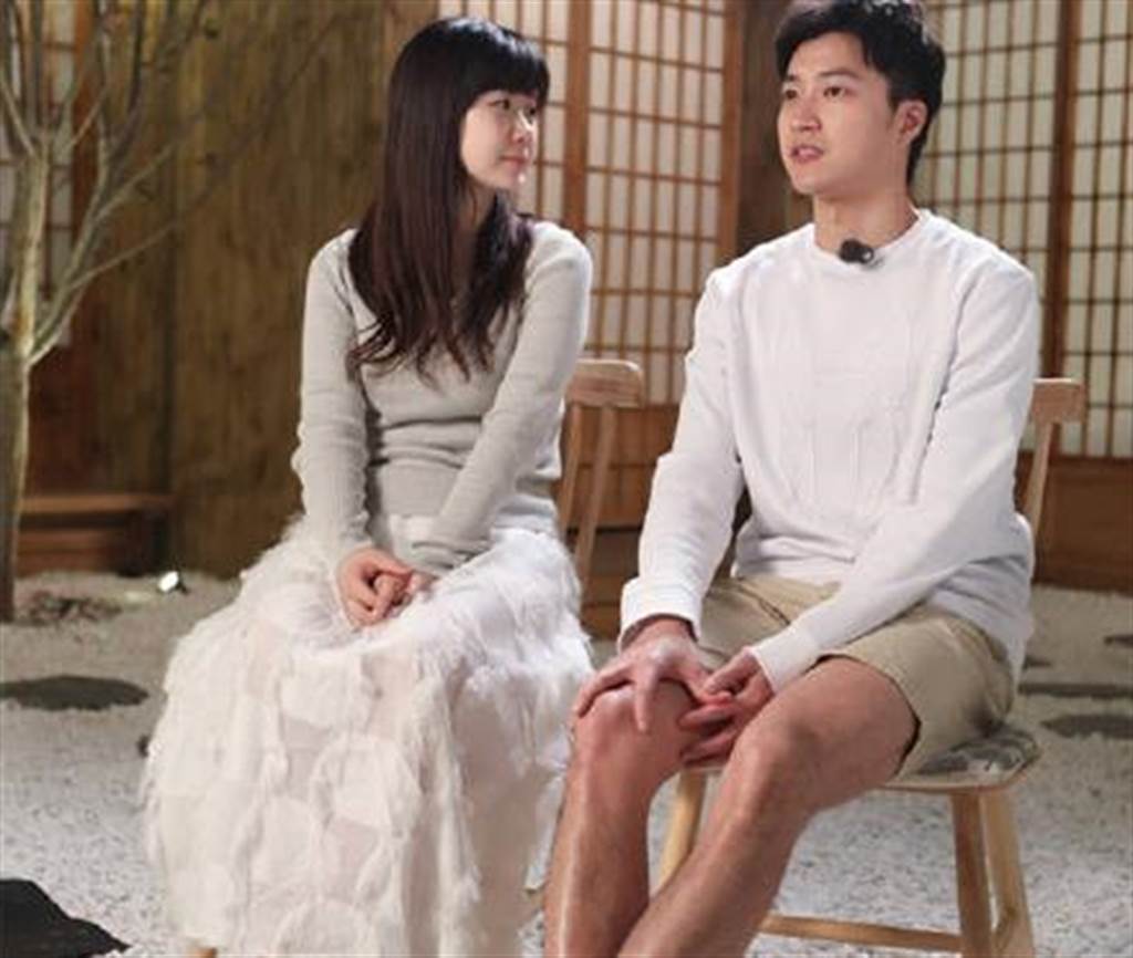 江宏傑和福原愛也在今年宣布離婚，節目上甜蜜身影不再。(圖/翻攝自微博)