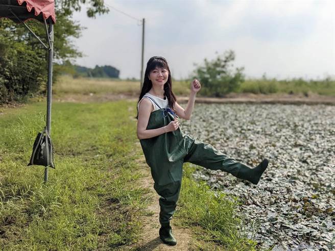 民进党立委高嘉瑜日前到台南推销菱角，并体验採菱角。（图／摘自高嘉瑜脸书）