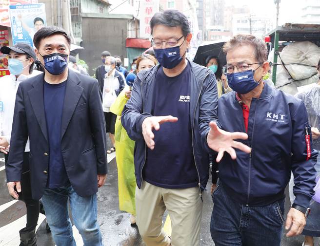 资深媒体人、中广董事长赵少康（中）。（资料照/季志翔摄）