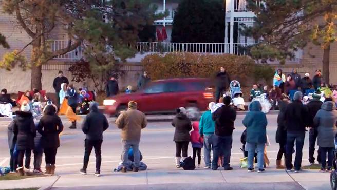 美国威斯康辛州沃基夏（Waukesha）21日下午的圣诞游行变调，一台轿车高速衝撞游行队伍，造成逾20人受伤。（图／撷取自沃基夏市政府官方脸书直播影片）