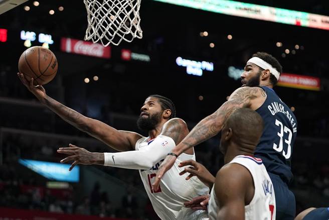 保罗乔治(左)闪过对方防守单手上篮。(美联社)