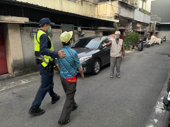 老翁見簡婦身影出現，立即上前緊緊握住她的手，愛憐之情溢於言表，暖心畫面令人動容。（讀者提供／張妍溱台中傳真）