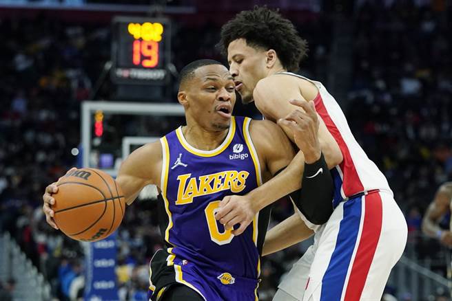 韦斯布鲁克(左)今天最后拿下26分、10助攻与9篮板的准大三元。(美联社)