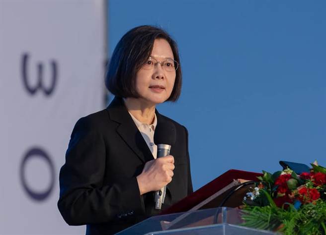 桃园一名超商店员21日清晨遭刺死，总统蔡英文当天下午在脸书PO出到屏东参加活动照片，引发网友不满。（图／摘自蔡英文脸书）